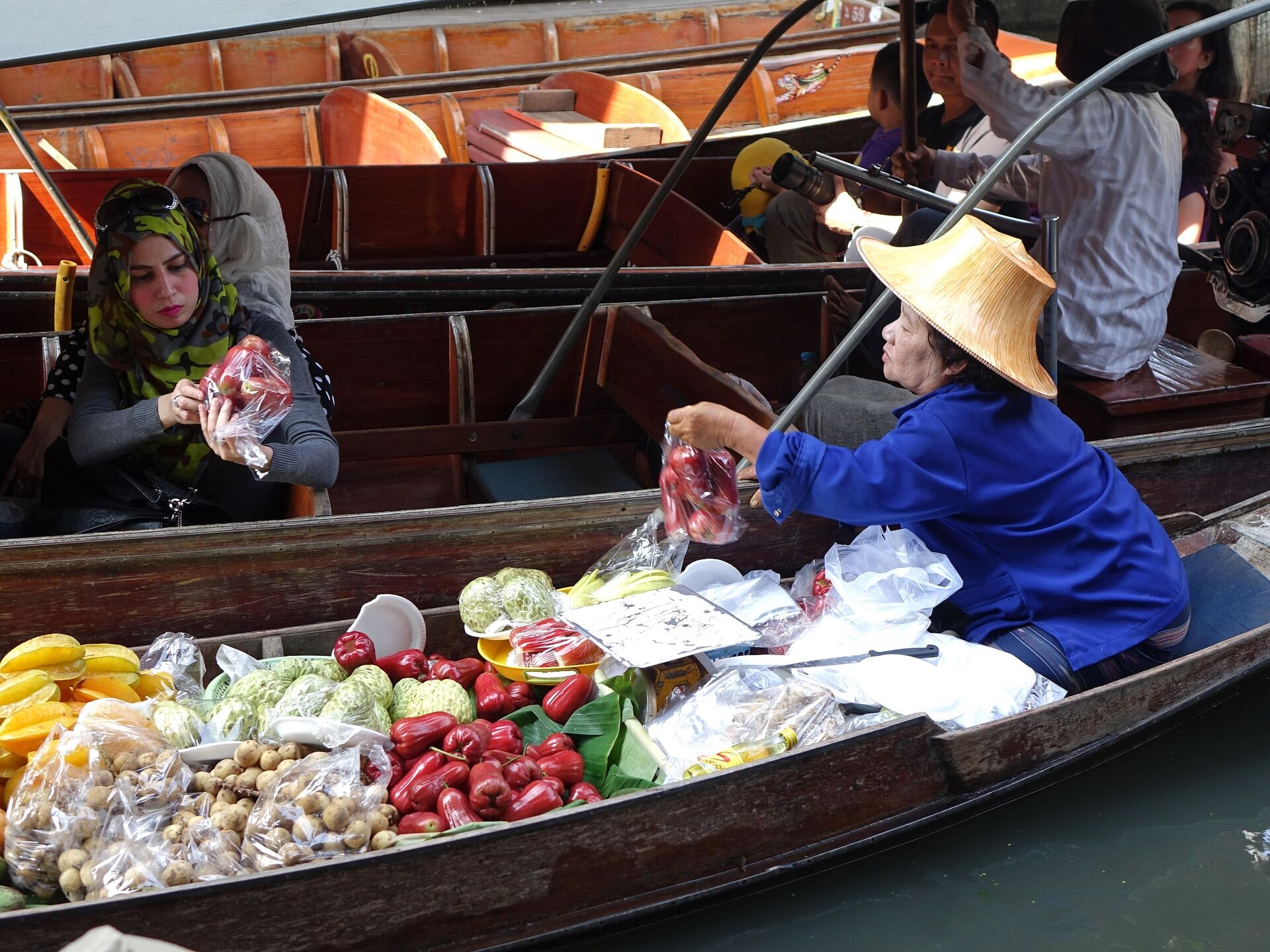 Photograph the enduring spirit of Damnoen Saduak’s trade legacy